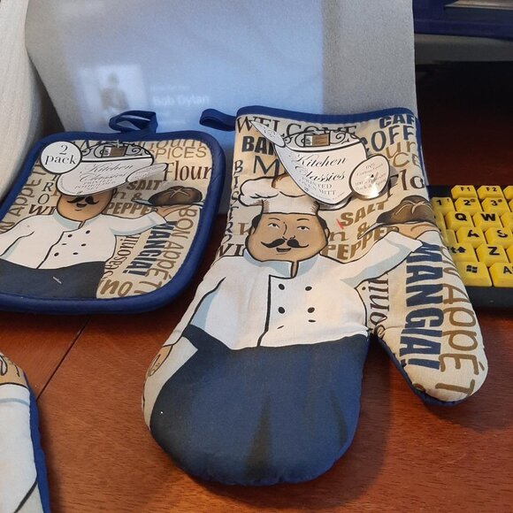 NEW With Tag ! 2x2Pcs Printed Set 1 Oven Mitt & Pot Holder Fat Chef Total 4 Pcs - Picture 1 of 3